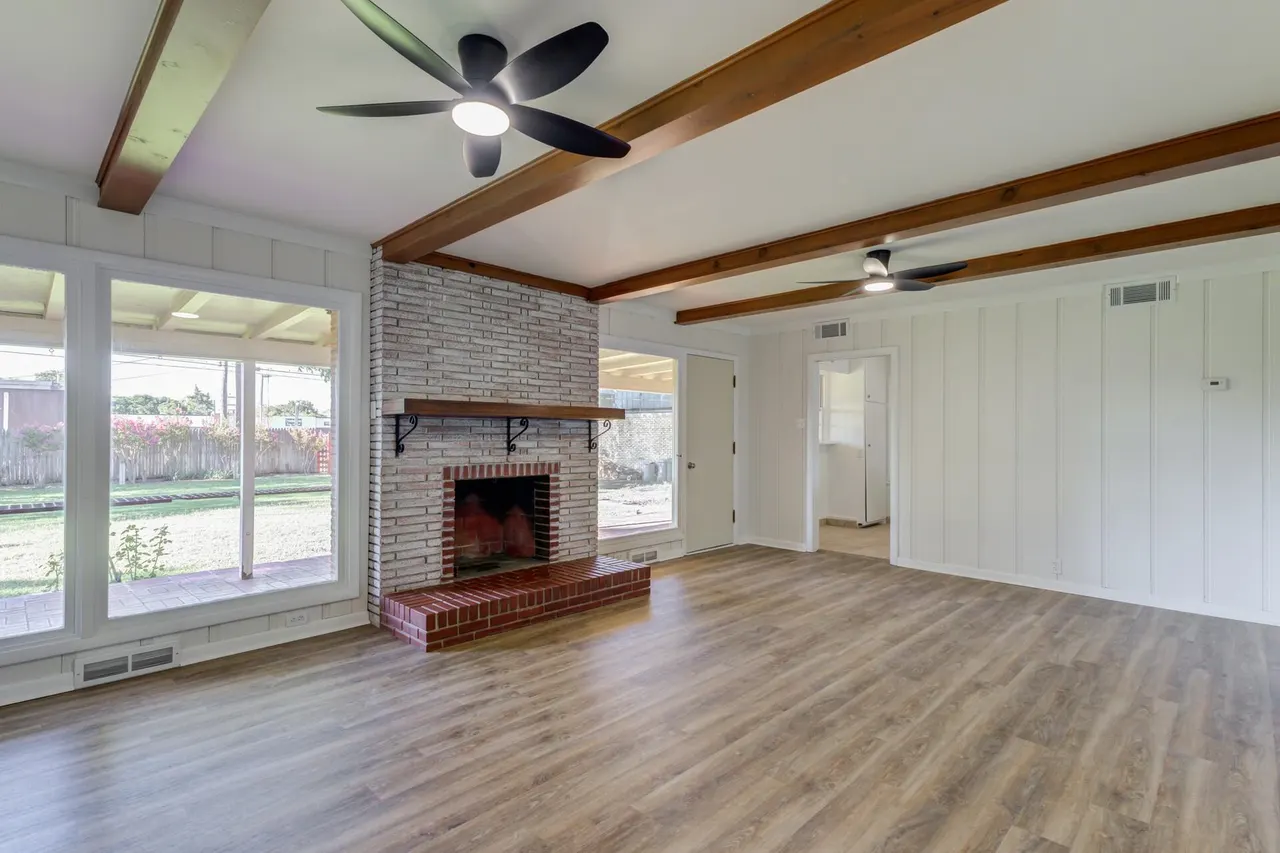Photo 9 — 2411 33rd Street, Lubbock, TX 79411