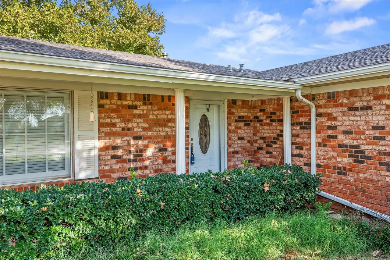 Photo 4 — 909 S Hockley Avenue, Sundown, TX 79372