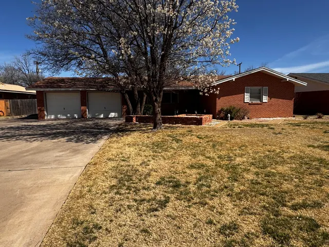 Front exterior — 1304 Floydada, Plainview, TX 79072