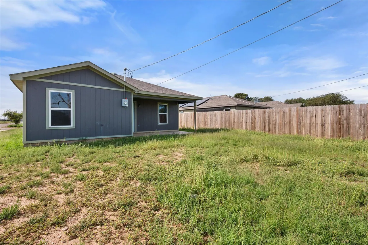 Photo 17 — 1323 E 14th Street, Lubbock, TX 79403