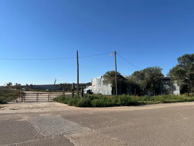 Photo 2 — 902 E 6th, Plainview, TX 79072