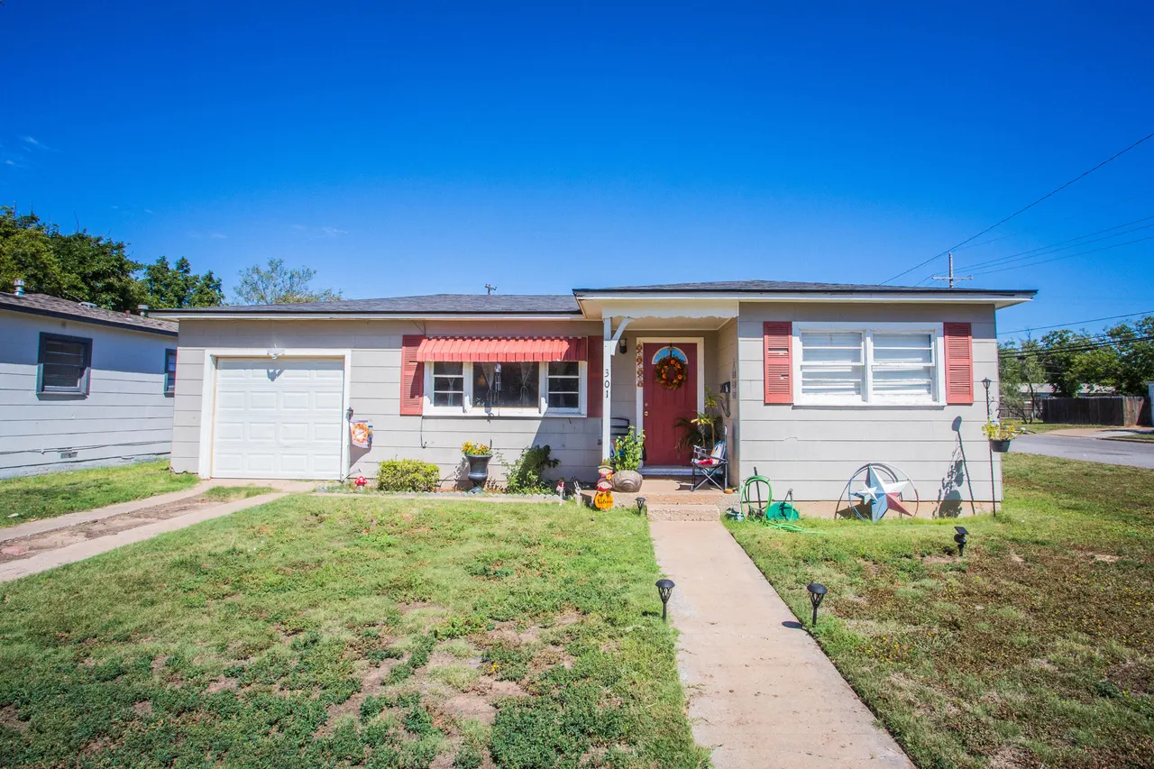 Front exterior — 301 14th Street, Levelland, TX 79336