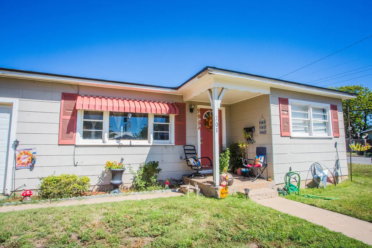 Photo 2 — 301 14th Street, Levelland, TX 79336