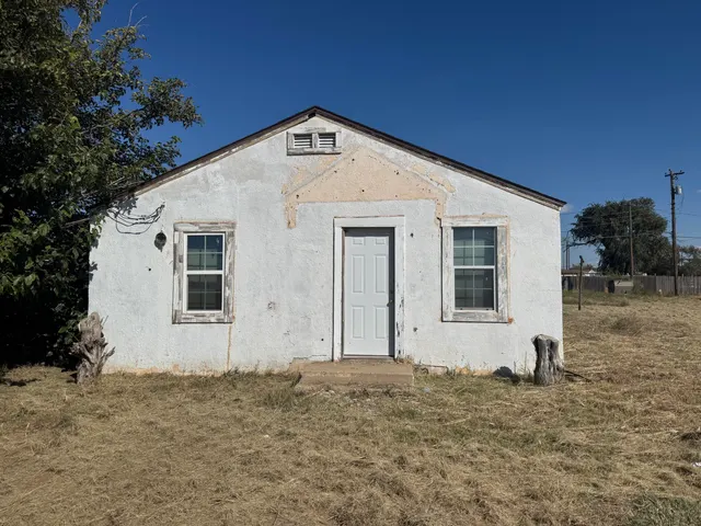 Front exterior — 305 N Guava Avenue, Lubbock, TX 79403