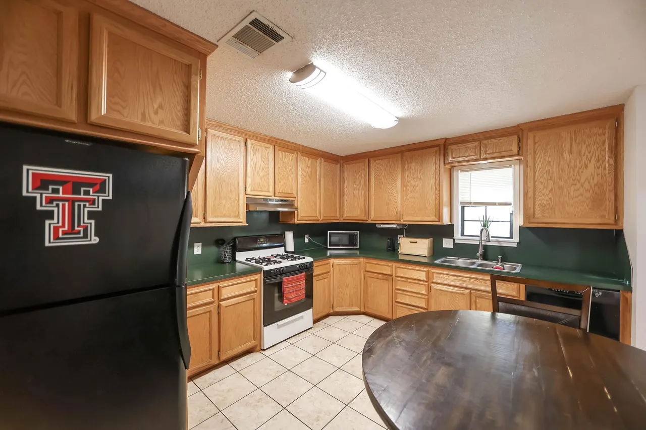 Photo 6 — 4607 33rd Street, Lubbock, TX 79410