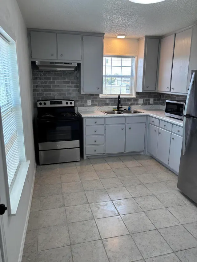 Photo 5 — 1916 E 15th Street, Lubbock, TX 79403