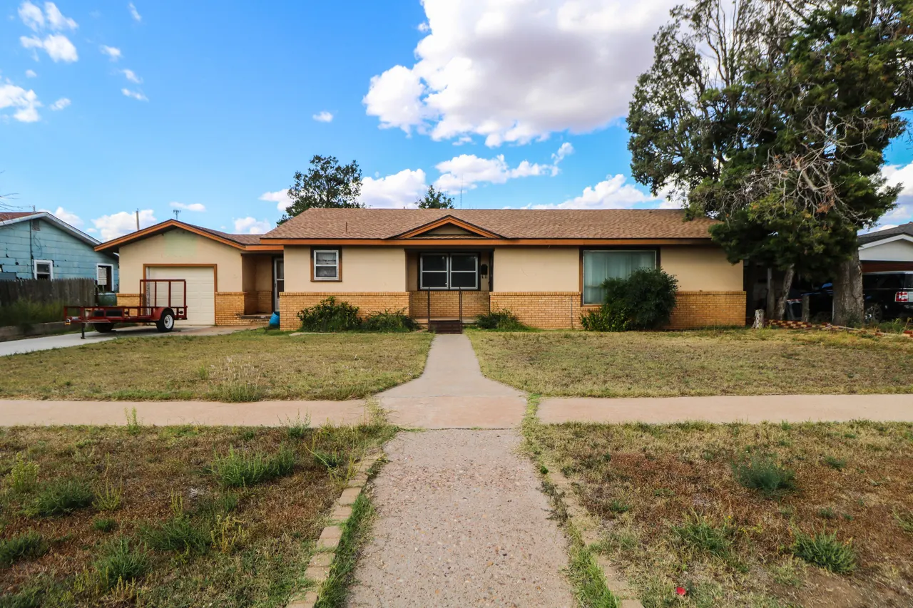 Front exterior — 206 SW 1st Street, Earth, TX 79031