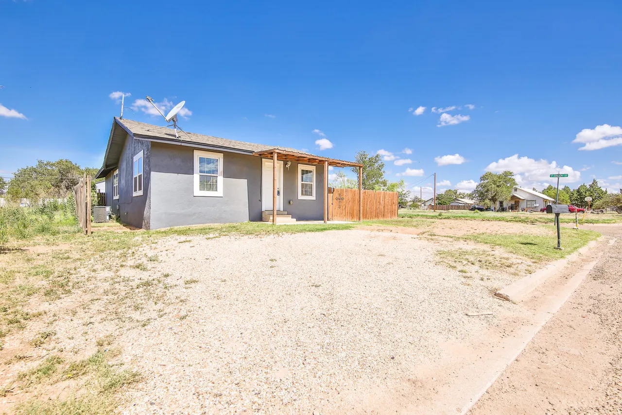 Front exterior — 805 S 4th Street, Slaton, TX 79364