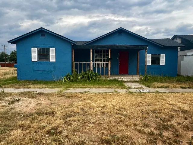 Front exterior — 220 N 6th Street, Slaton, TX 79364