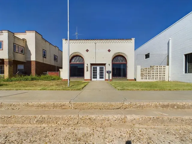 Front exterior — 225 S 9th Street, Slaton, TX 79364