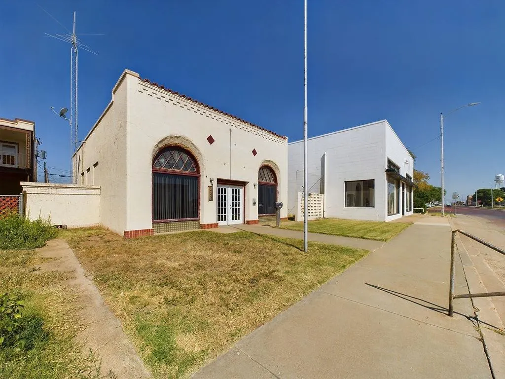 Photo 2 — 225 S 9th Street, Slaton, TX 79364