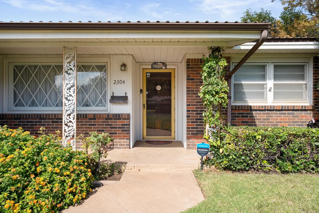 Photo 3 — 2304 61st Street, Lubbock, TX 79412