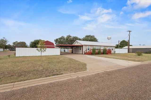Photo 2 — 1304 S Hockley Avenue, Sundown, TX 79372