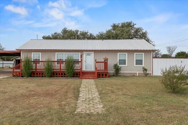 Front exterior — 1304 S Hockley Avenue, Sundown, TX 79372