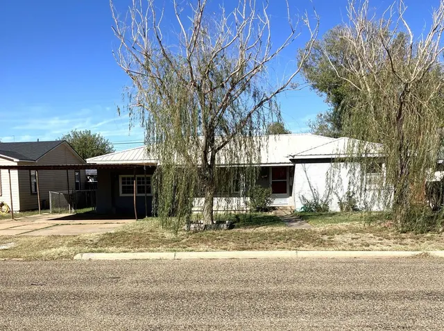 Front exterior — 305 SE 8th Street, Plainview, TX 79072