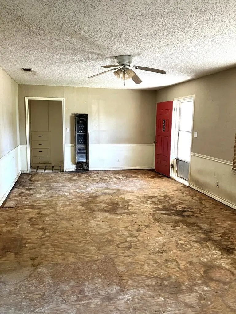 Photo 2 — 305 SE 8th Street, Plainview, TX 79072