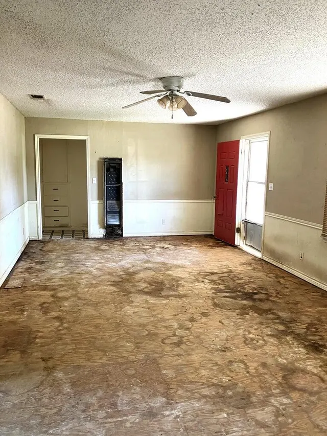 Photo 2 — 305 SE 8th Street, Plainview, TX 79072