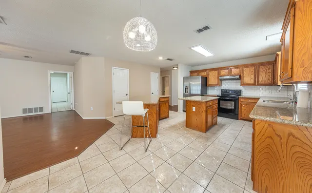 Photo 8 — 5815 89th Street, Lubbock, TX 79424