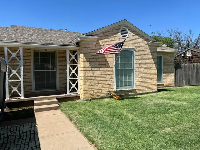 Photo 2 — 120 SW 10th Street, Plainview, TX 79072