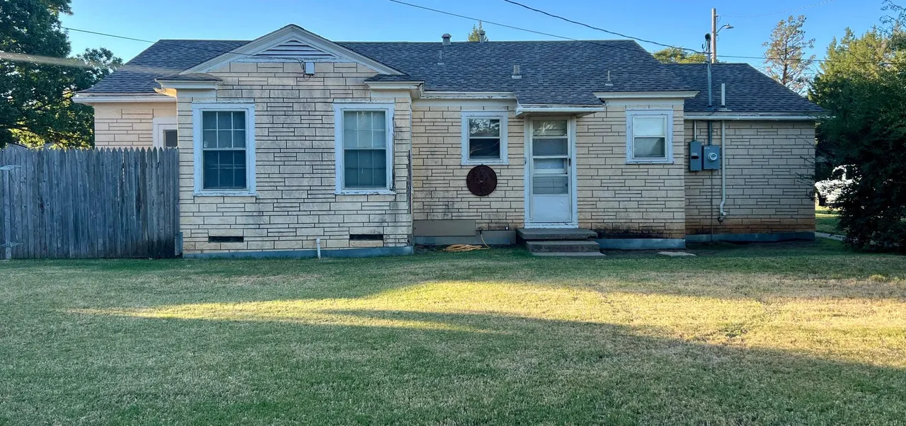 Photo 3 — 120 SW 10th Street, Plainview, TX 79072