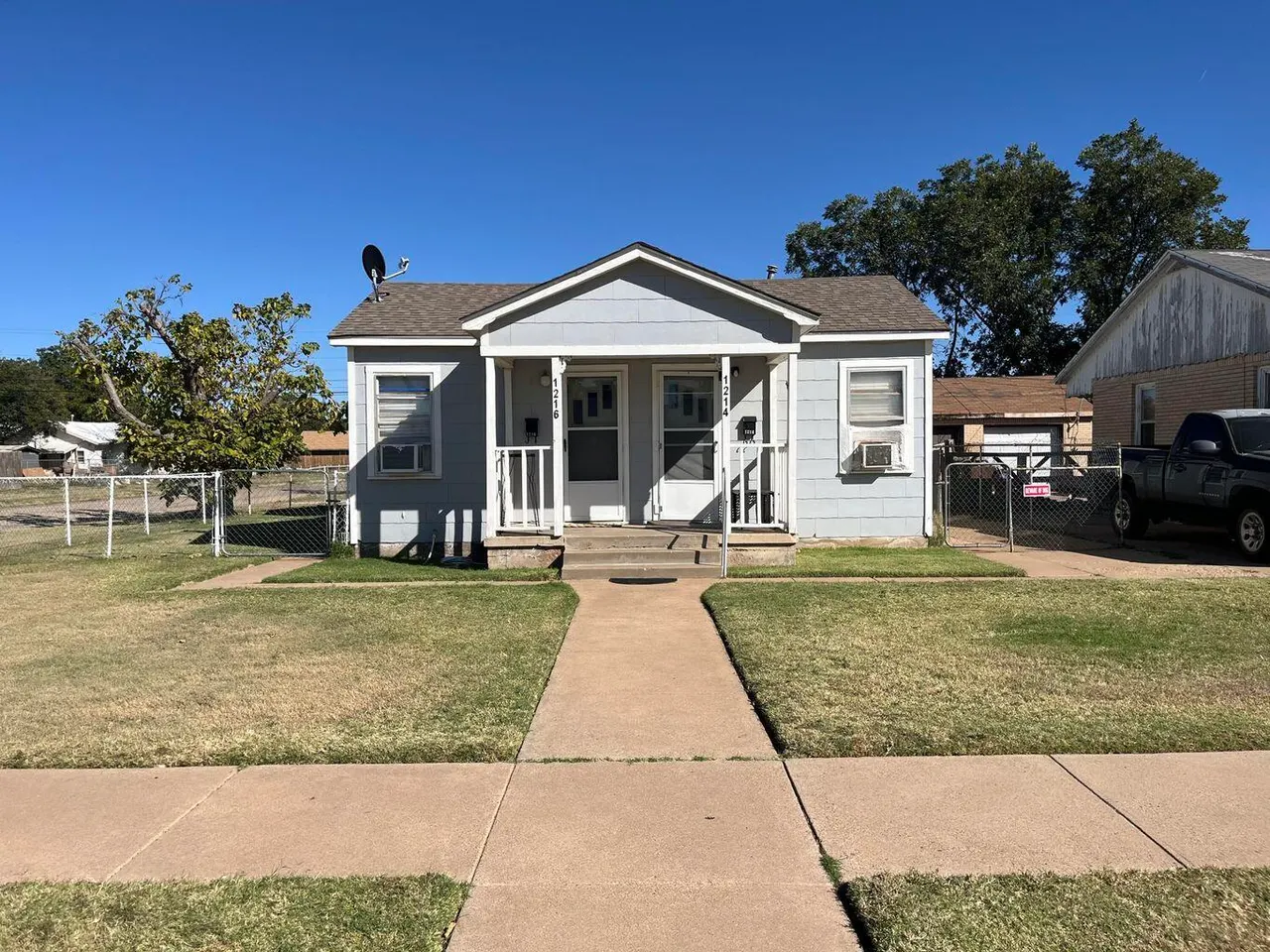 Front exterior — 1214-1216 Oakland, Plainview, TX 79072