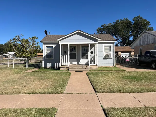 Front exterior — 1214-1216 Oakland, Plainview, TX 79072