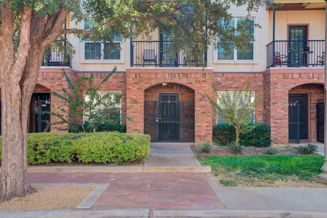 Photo 2 — 2105 Main Street 4, Lubbock, TX 79401