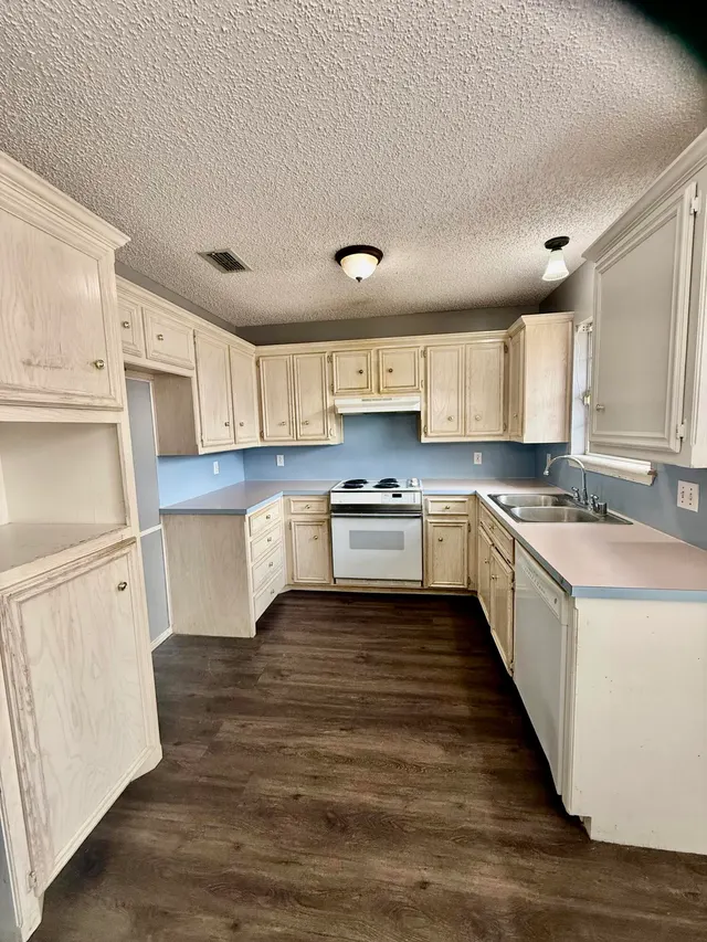 Photo 4 — 5008 60th Street, Lubbock, TX 79414