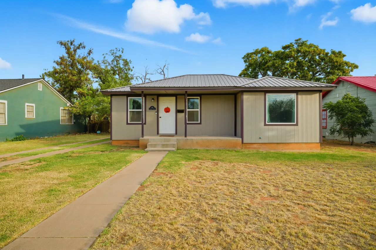 Front exterior — 915 E Cardwell Street, Brownfield, TX 79316