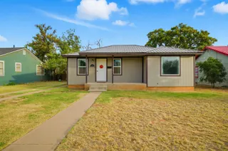 Sold home at 915 E Cardwell Street