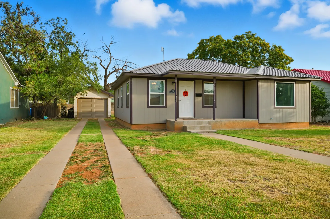 Photo 2 — 915 E Cardwell Street, Brownfield, TX 79316