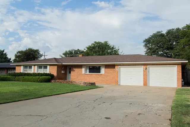 Photo 3 — 1209 Dallas Street, Plainview, TX 79072