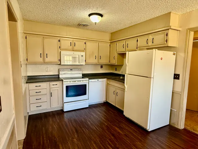 Photo 4 — 6304 Quaker Avenue, Lubbock, TX 79413