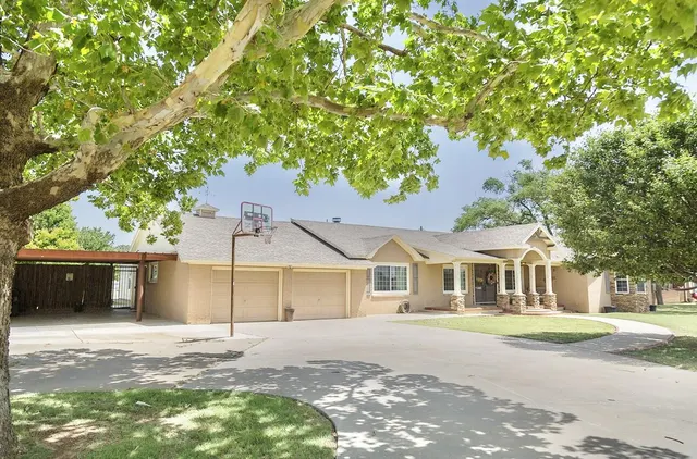 Photo 2 — 1308 W 24th Street, Plainview, TX 79072