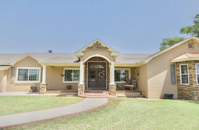 Photo 3 — 1308 W 24th Street, Plainview, TX 79072
