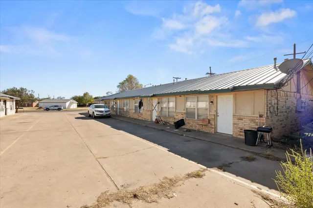 Photo 2 — 5722 Brownfield Drive, Lubbock, TX 79414