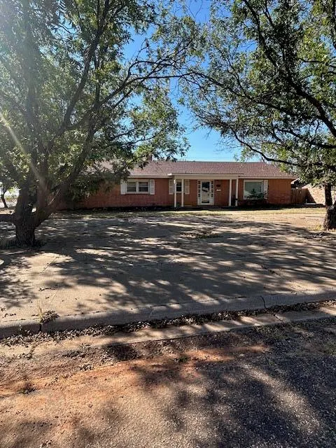 Photo 2 — 806 E Garfield Avenue, Morton, TX 79346