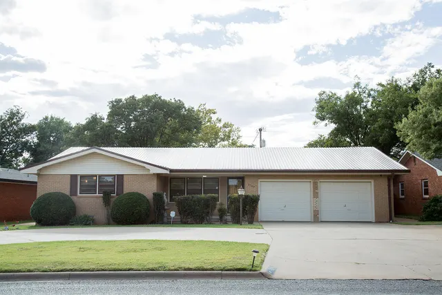 Front exterior — 1107 Ennis Street, Plainview, TX 79072