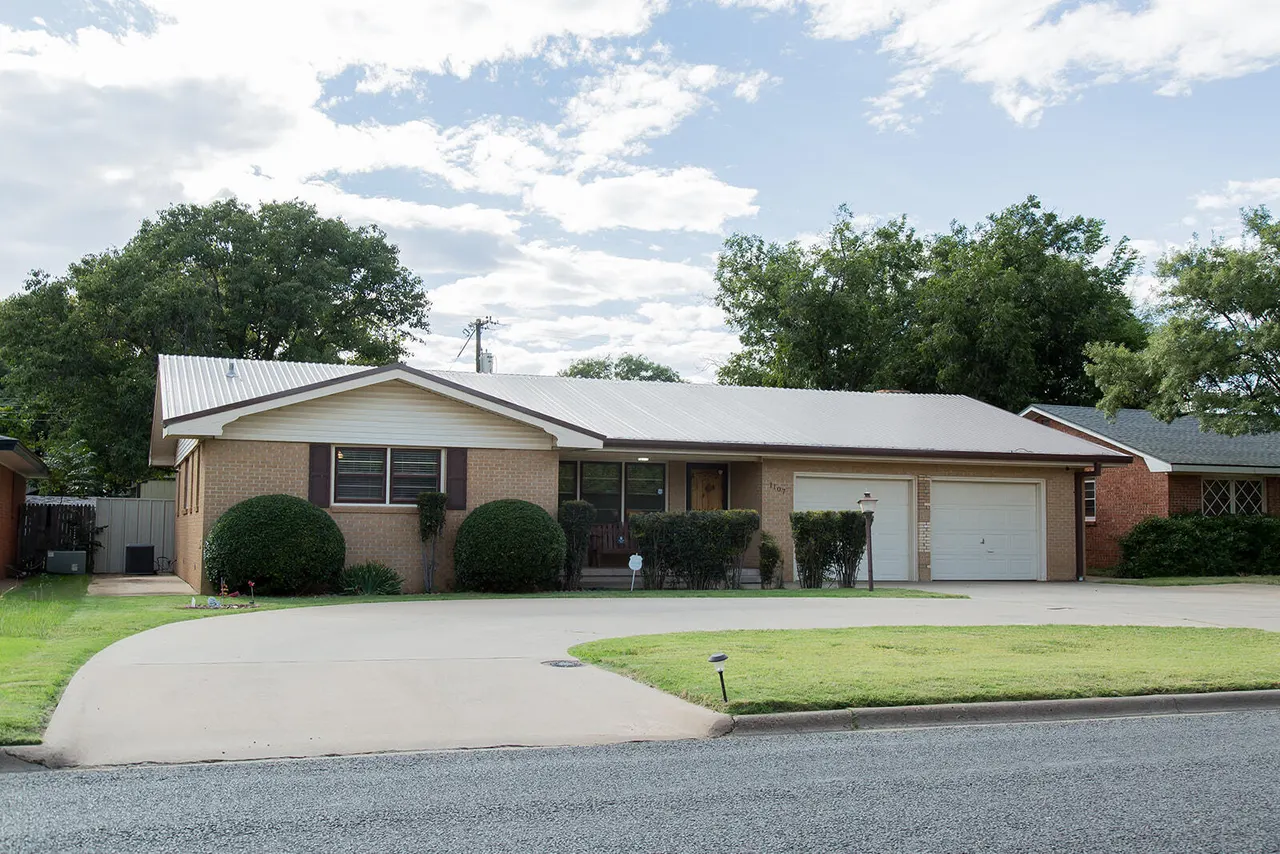 Photo 3 — 1107 Ennis Street, Plainview, TX 79072