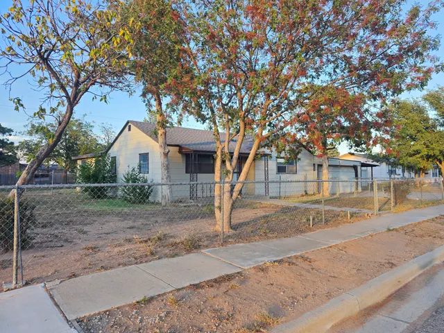 Photo 3 — 320 77th Street, Lubbock, TX 79404