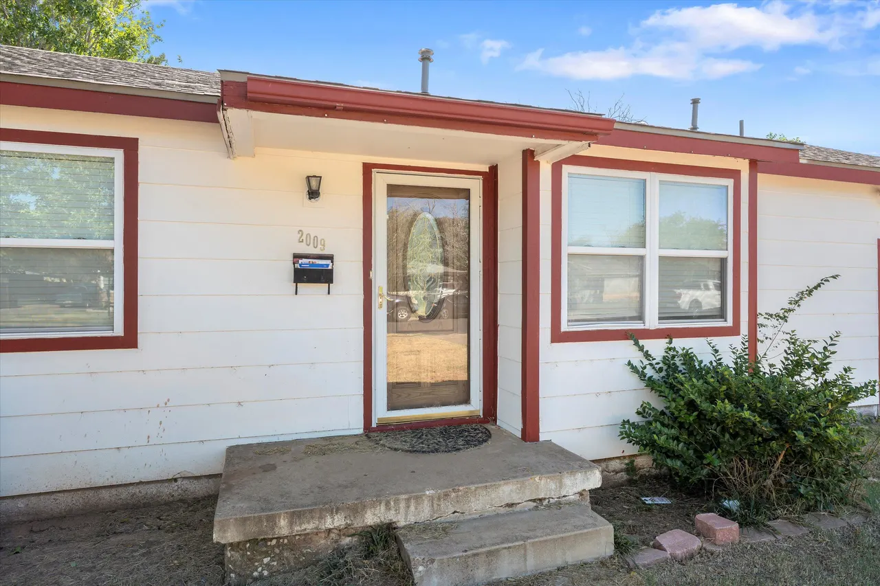 Photo 3 — 2009 65th Street, Lubbock, TX 79412