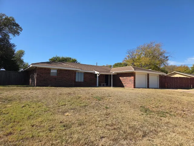 Photo 2 — 1303 Ebeling Drive, Plainview, TX 79072