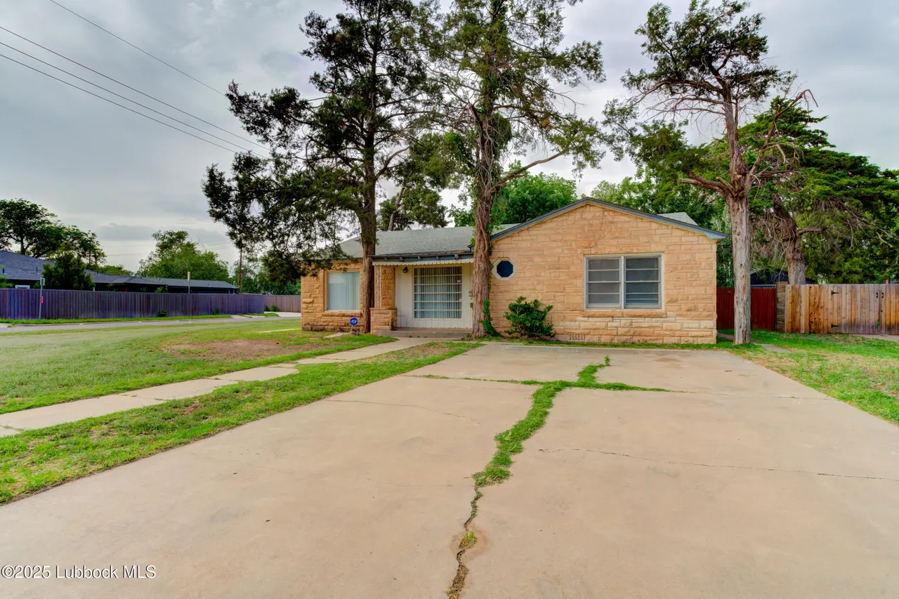 Photo 3 — 2624 32nd Street, Lubbock, TX 79410