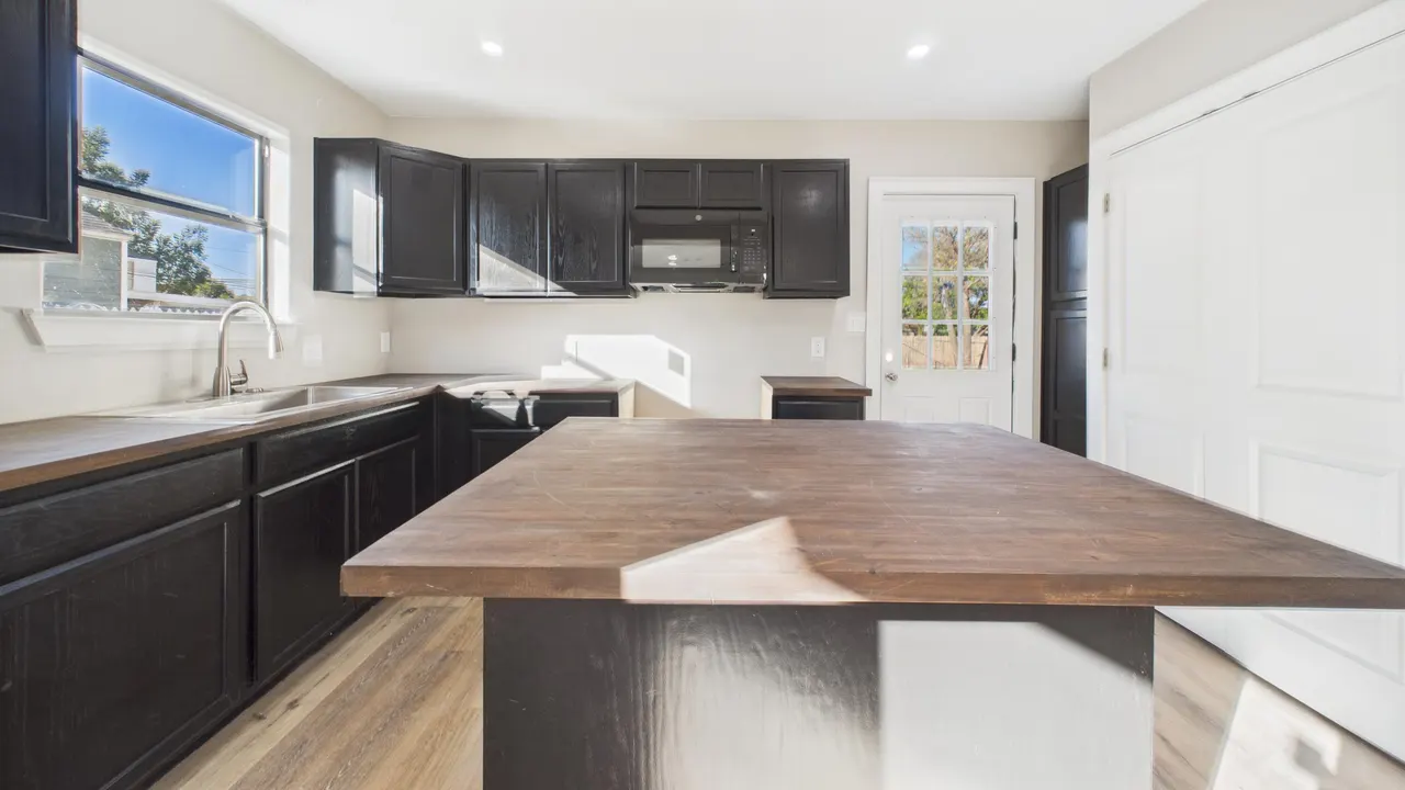 Photo 10 — 2112 31st Street, Lubbock, TX 79411