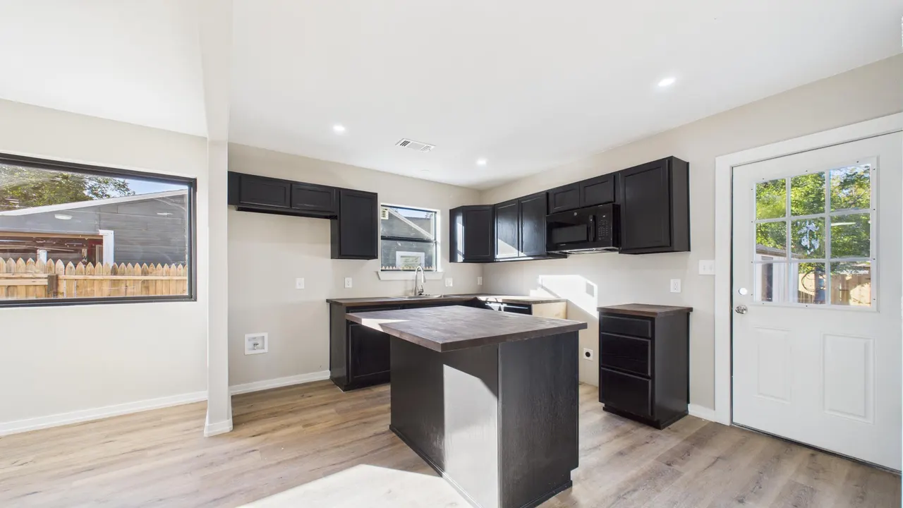 Photo 12 — 2112 31st Street, Lubbock, TX 79411