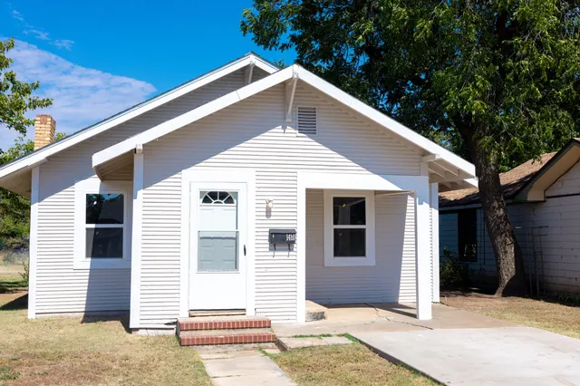 Front exterior — 1410 W 8th Street, Plainview, TX 79072