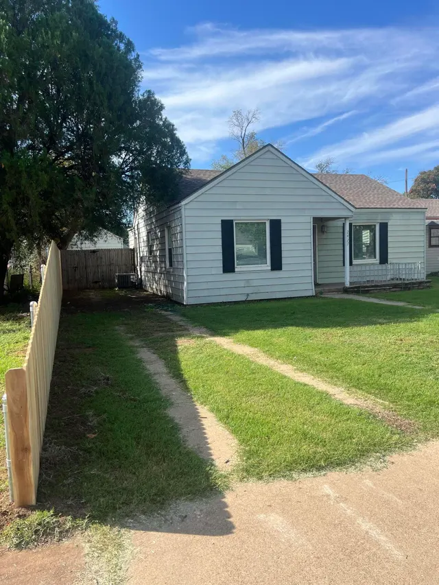 Photo 2 — 2427 26th Street, Lubbock, TX 79411