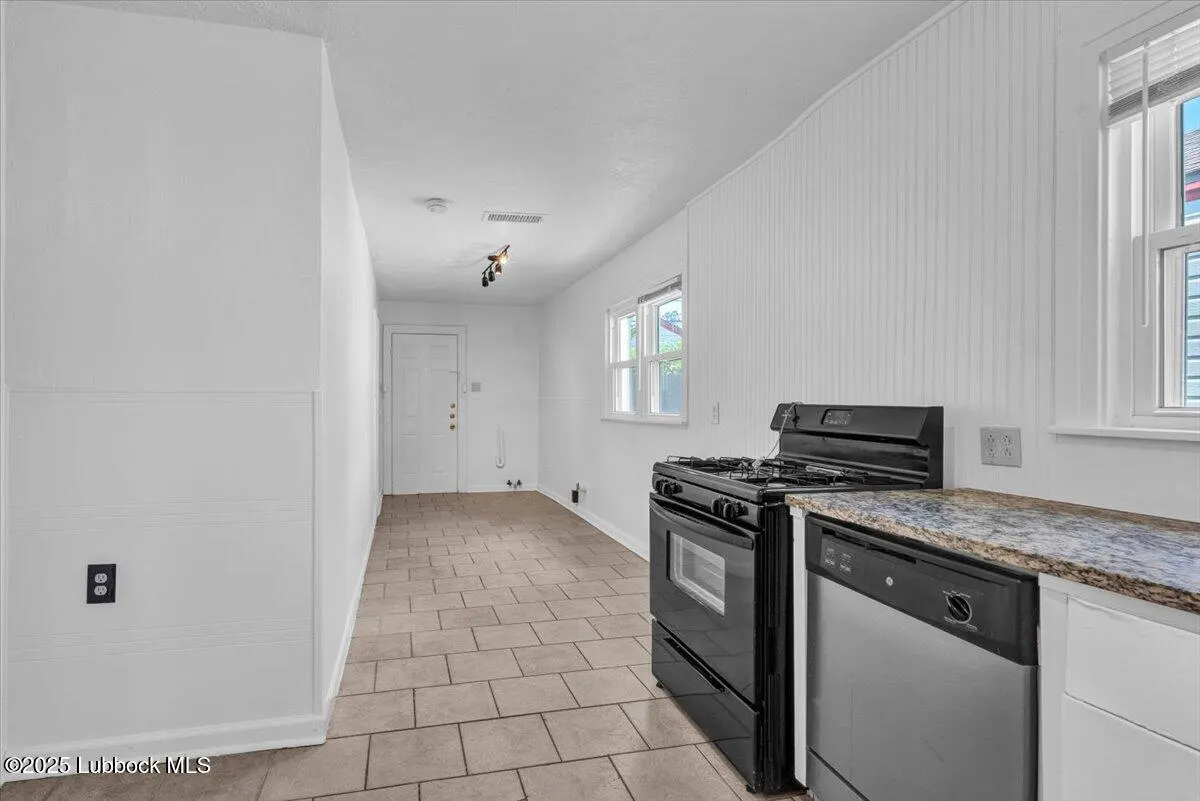 Photo 11 — 2427 26th Street, Lubbock, TX 79411