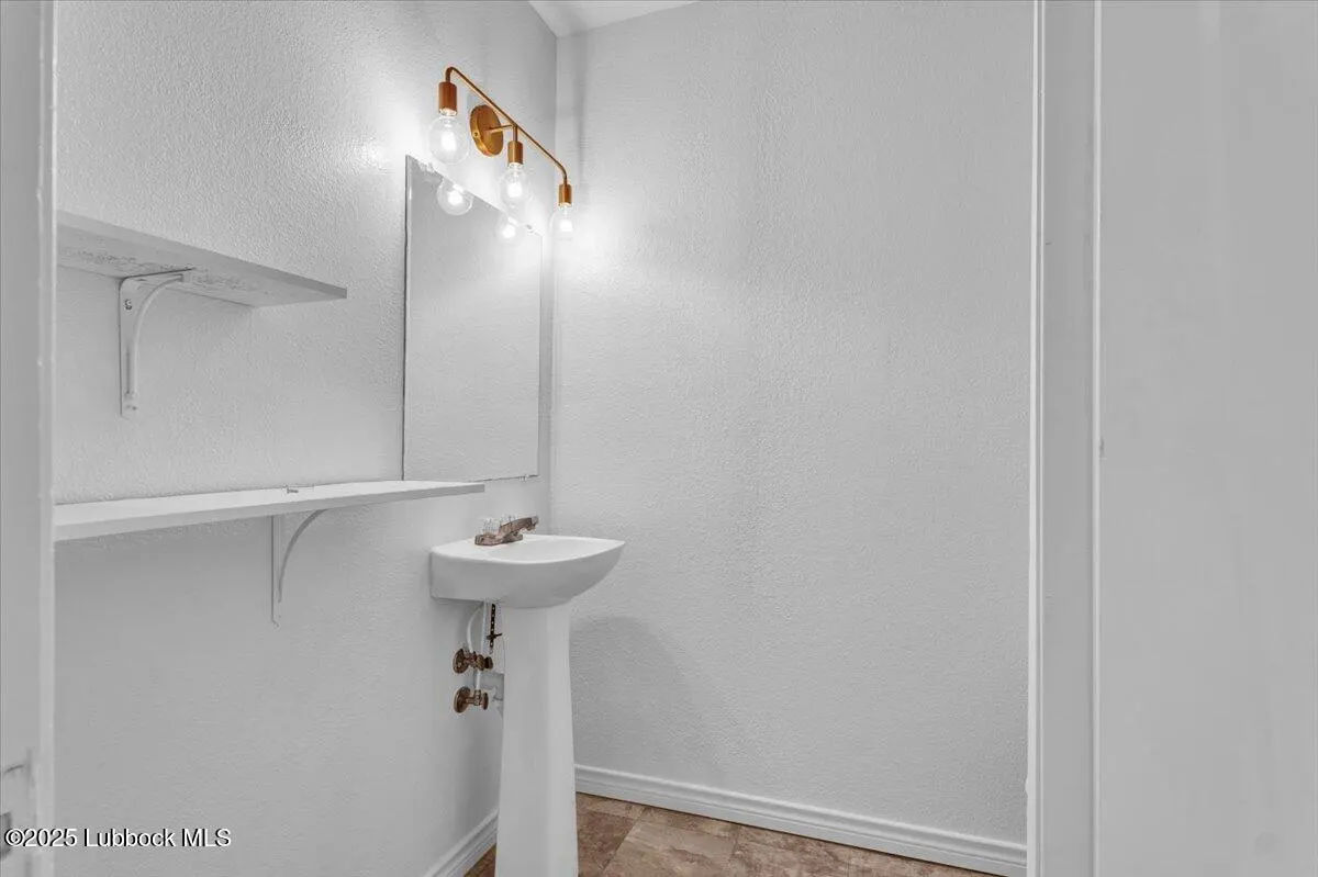 Photo 13 — 2427 26th Street, Lubbock, TX 79411