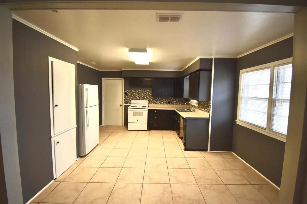 Photo 4 — 2027 65th Street, Lubbock, TX 79412
